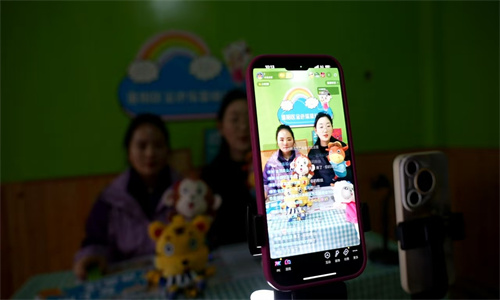 我校幼儿部抖音直播  开启家校共育新窗口