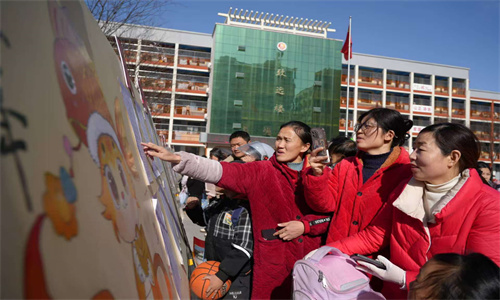 校园喜报传佳绩，家长观展展欢颜