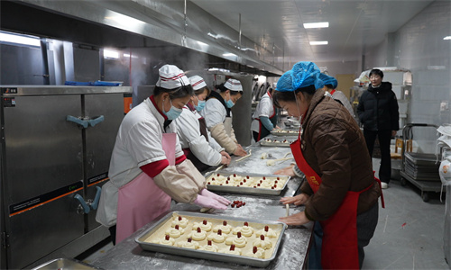 枣花飘香，阳光学校餐厅年味浓
