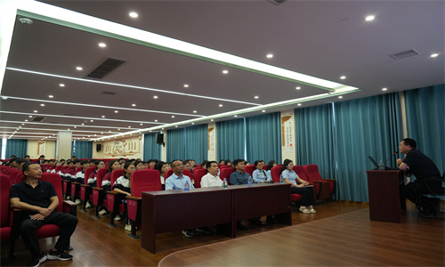 淮阳区人大常委会副主任方学场到阳光学校讲授思政课
