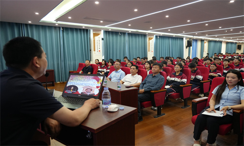 淮阳区人大常委会副主任方学场到阳光学校讲授思政课