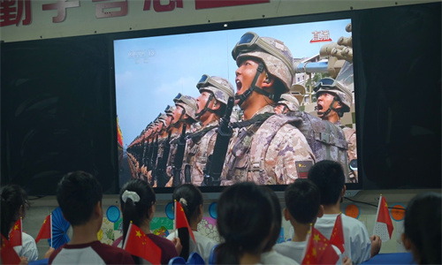 阳光致敬伟大胜利 全校师生共看纪念大会直播