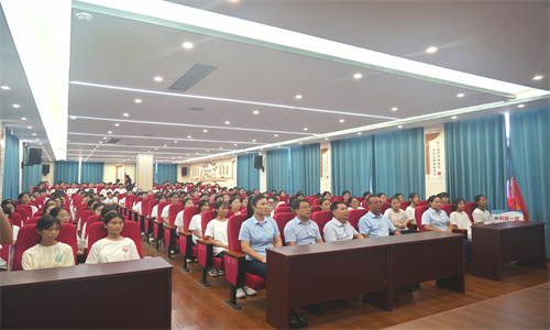 阳光致敬伟大胜利 全校师生共看纪念大会直播