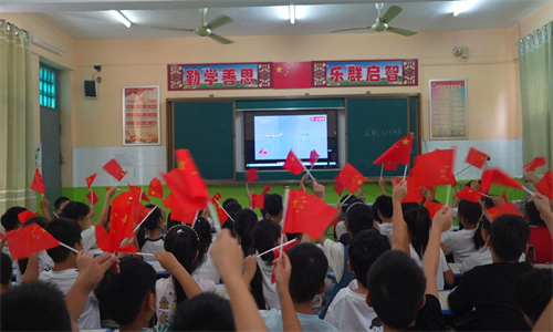 阳光致敬伟大胜利 全校师生共看纪念大会直播