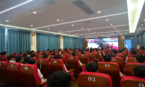 阳光致敬伟大胜利 全校师生共看纪念大会直播
